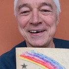 "Schon damals die Legalisierung gefordert": Dirk Wildt mit der Schülerzeitung "Regenbogen" von vor mehr als 45 Jahren