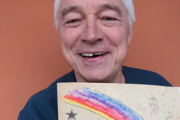 "Schon damals die Legalisierung gefordert": Dirk Wildt mit der Schülerzeitung "Regenbogen" von vor mehr als 45 Jahren 