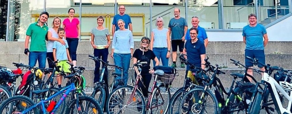 Eine der Stationen bei der Grünen-Infotour war die Schule in Neukirchen am Inn. Mit dabei war auch die Kandidatin für den Bundestag Stefanie Auer (5.v.r.). -Foto: PNP