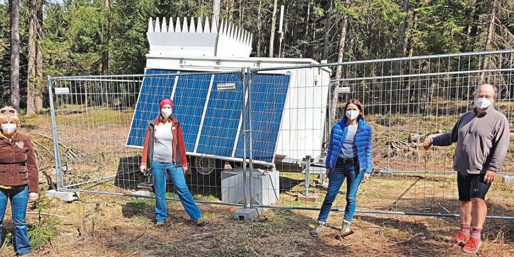 Ortstermin an der Windmessanlage am Ruhmannsberg: Eike Hallitzky (v.r.), Fraktionsvorsitzender und bis vor kurzem Landesvorsitzender der bayerischen Grünen, Kreisrätin Jutta Koller, stellvertretende Fraktionsvorsitzende Veronika Fischl und Brigitte Steidele, Kreisrätin und 3.Bürgermeisterin von Bad Füssing. -Foto: Koller