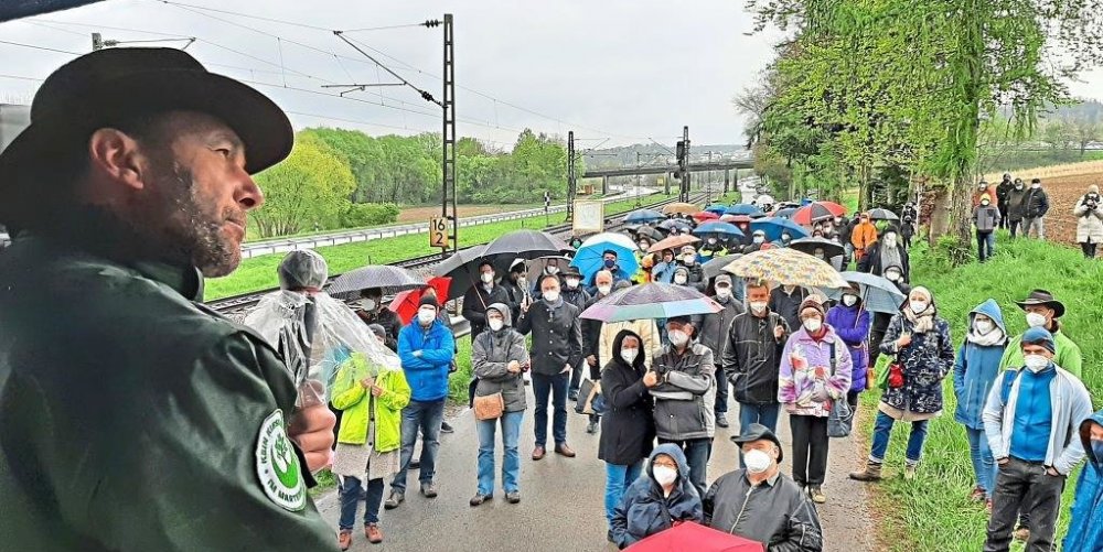 Initiator der Bürgerbewegung ist Reinhard Bieringer. Er verkündete, dass schon 1400 Unterschriften gesammelt seien. -Fotos: Baumgartl