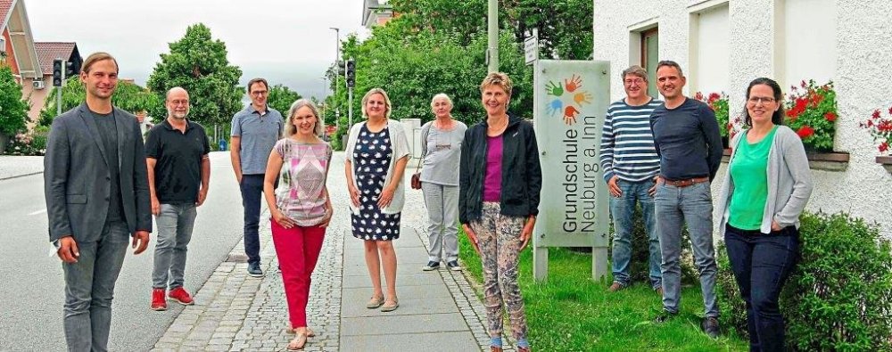 In der Gemeinde Neuburg am Inn gründen die Grünen einen Ortsverband, was auch Grünen-MdL Toni Schuberl (l.) freut. Mit dabei sind unter anderem die Neuburger Gemeinderäte Eike Hallitzky (2.v.l.), Dorothee Hartmann (4.v.r.) und Hans Eibl (3.v.r.). Ortsverbandssprecher sollen Marc Kuhnt (2.v.l.) und Karin Polz (4.v.l.) werden. -Foto: PNP
