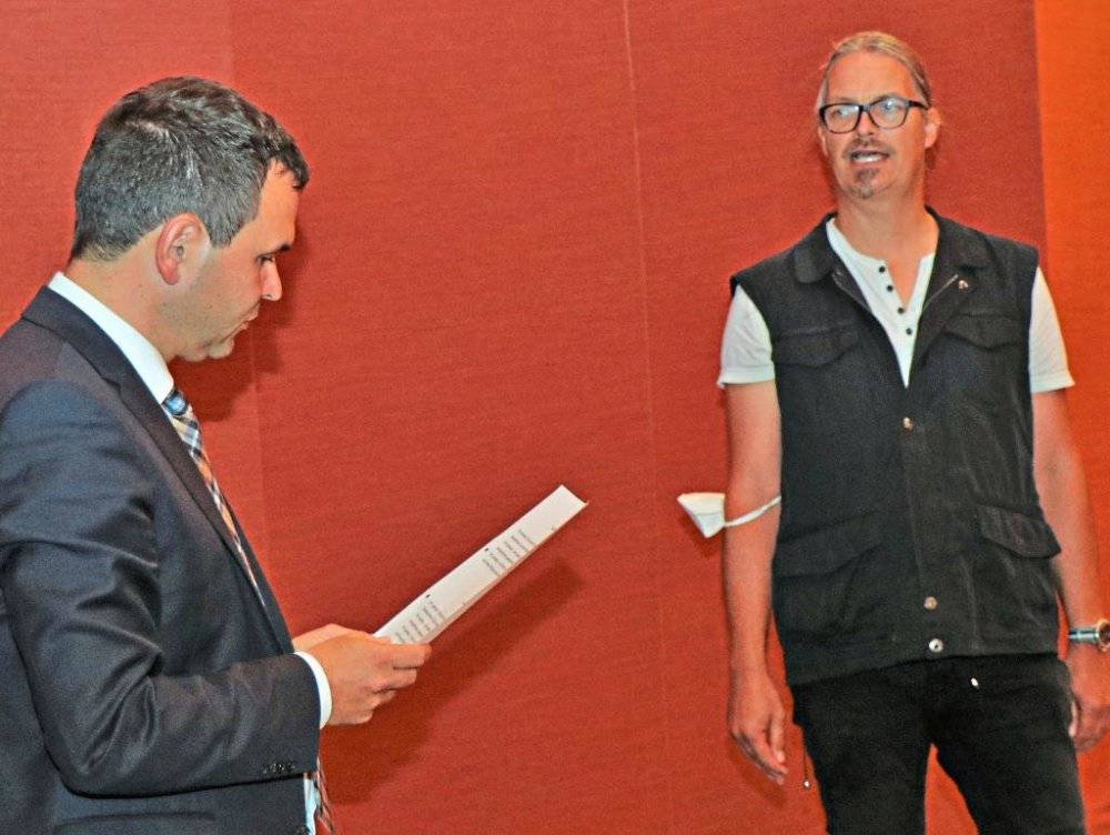 Offiziell vereidigt wurde der neue Grünen-Kreisrat Frederic-Sascha Müller (r.) bei der jüngsten Kreistagssitzung in Bad Füssing von Landrat Raimund Kneidinger. -Foto: Neumeier