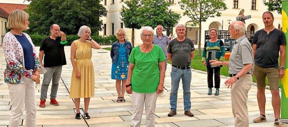 Die ehemaligen und aktuellen Kreisräte mit (vorne von links) Susanne Mayerhofer, Halo Saibold und dem ehemaligen Kreisrat Godehard Limmer, der das Präsent stellvertretend für den erkrankten Dr. Thomas Kreideweiß entgegen nahm. -Fotos: Grüne