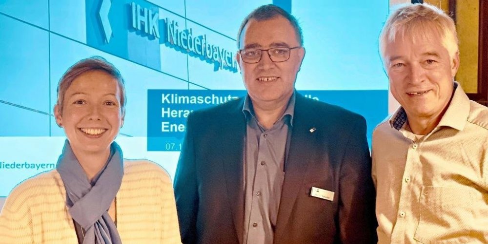 Um die Energiewende ging es beim Gespräch der Vorsitzenden der Landkreis-Grünen Claudia Woller (l.) und Dirk Wildt (r.) mit dem Energie-Experten der IHK Martin Nätscher (M.). −Foto: Brummer