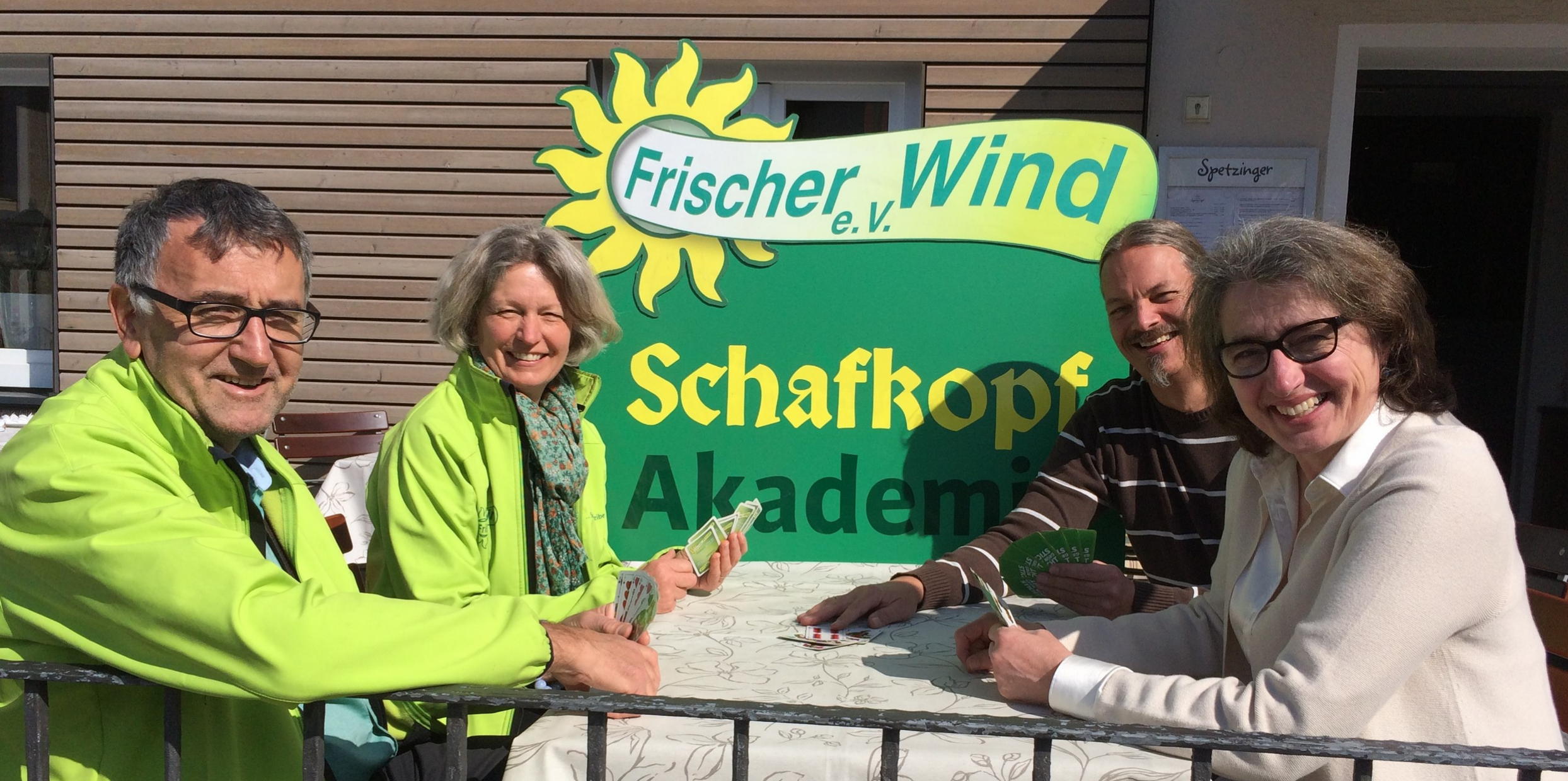 Hatten die Idee: Elisabeth Sanladerer-Fuchs und Frederic Sascha Müller (beide rechts) vom Ortsverein Frischer Wind