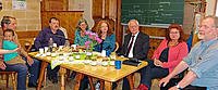MdL Margarete Bause (5.v.l. hinten) und Regierungspräsident Heinz Grunwald (5.v.r. hinten) diskutierten mit Vertretern der Helferkreise Salzweg und Straßkirchen, Flüchtlingen und Kommunalpolitikern im 