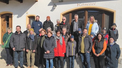 Interessierten sich für die Milch-, Joghurt- und Käseproduktion mit unter anderem: Brigitte Steidele, Sonja Kessler, Mia Goller, Jutta Koller und Sascha Müller. Hatten eingeladen: Andreas und Alois Huber vom Haindl-Hof, Dirk Wildt von den Landkreis-Grünen, Josef Hopper vom Bayerischen Bauernverband.