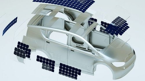 Durch die Solarzellen, die in das Exterieur integriert sind, kann der Sion seine Batterie tagsüber ganz einfach selbst laden. | Foto: Sono Motors