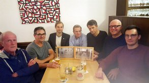 Von links nach rechts: Alfred Kunert (Lehrer), Cai Kammermayer (Physiotherapeut), Toni Schuberl MdL, Alexander Maier (Unternehmer, Firma Maier-Korduletsch), Dr.Christian Ecker (Arzt), Peter Wolf (Wirt), Lorenz Maier (Unternehmer) mit Fotos von der Hochwassersituation im Jahr 2013.