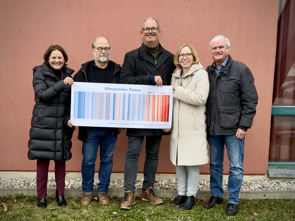 Es wird dunkelrot! Die Grünen im Passauer Kreistag zeigen den Klimastreifen für den Landkreis Passau. Von links nach rechts: Kreisrätin Jutta Koller, Fraktionsvorsitzender Eike Hallitzky, Klima- und Naturexperte Sascha Müller, Landratskandidatin Claudia Woller und Kreisrat Robert Steinbauer