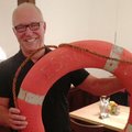 Der Wirt Peter Wolf mit einem Rettungsring, den er zur Einweihung nach der Sanierung von Alexander Maier geschenkt bekommen hatte, als Symbol, dass sich die Hochwasserkatastrophe nicht mehr wiederholen solle.