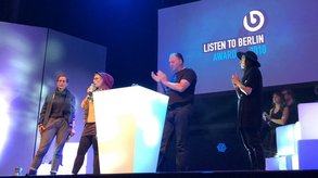 Erhard Grundl (2.v.r.) bei seiner Rede: Clubkultur ist alles, was die Nazis nicht sind