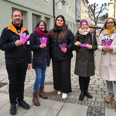 V.l.n.r.: Thoralf Fricke, Landesgeschäftsführer pro familia Bayern e.V., die Gestalterinnen des Lesezeichens Verena Regner und Paulina Wachler, Vorstandsmitglieder Lisa Geiger und Claudia Woller