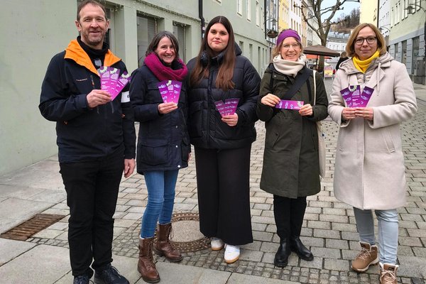 V.l.n.r.: Thoralf Fricke, Landesgeschäftsführer pro familia Bayern e.V., die Gestalterinnen des Lesezeichens Verena Regner und Paulina Wachler, Vorstandsmitglieder Lisa Geiger und Claudia Woller