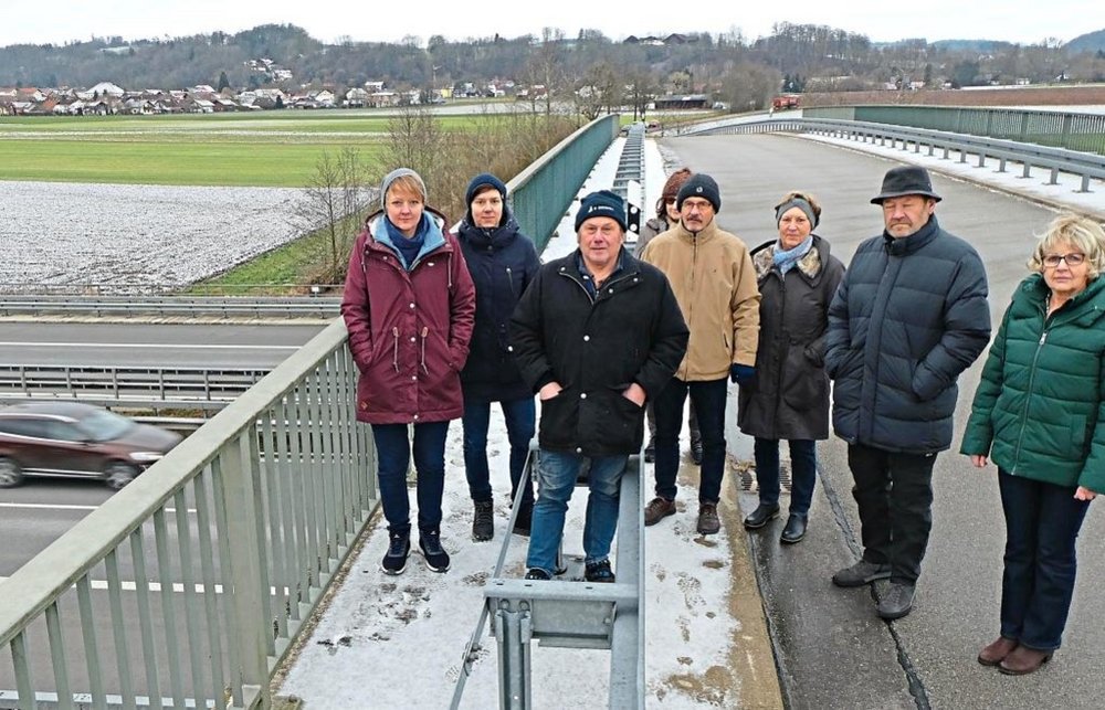 „In den letzten beiden Jahren ist die Autobahn laut geworden“, berichten Anwohnerinnen und Anwohner von Malching bei einem Ortstermin mit Kreisrätin Brigitte Steidele (r.) und dem Vorsitzenden der Landkreis-Grünen, Dirk Wildt. −Foto: red 