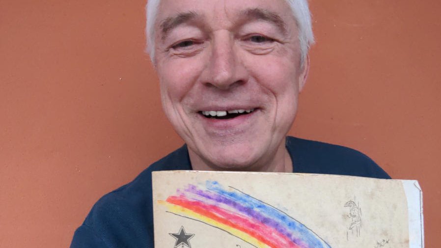 "Schon damals die Legalisierung gefordert": Dirk Wildt mit der Schülerzeitung "Regenbogen" von vor mehr als 45 Jahren
