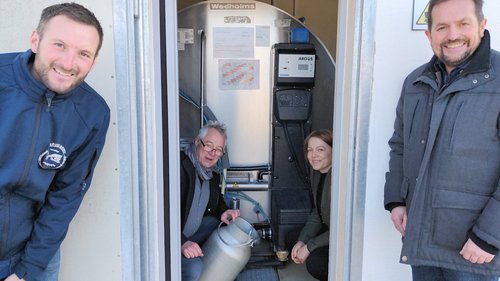 Milchabfüllen auf dem Haindl-Hof