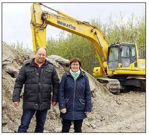 Es wird wieder Teer ausgebaut: Werner Malz zeigt Rosi Steinberger seine Hofzufahrt, die aus pechhaltigem Straßenaufbruch gebaut worden war.
