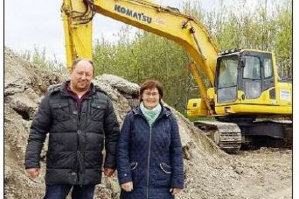 Es wird wieder Teer ausgebaut: Werner Malz zeigt Rosi Steinberger seine Hofzufahrt, die aus pechhaltigem Straßenaufbruch gebaut worden war.