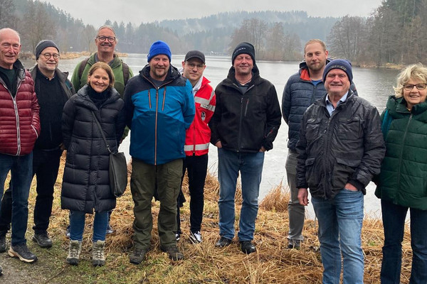 Vertreter*innen des Bezirksfischereivereins Wegscheid, der Wasserwacht und der Grünen Passauer Kreistagsfraktion am Rannasee  (c) privat