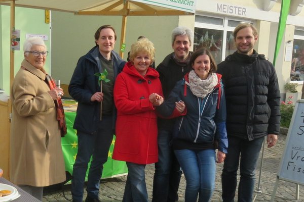 Kreisrätin Halo Saibold, Timm Schulze, Brigitte Steidele, Marko Lorentz, die nominierte Landratskandidatin der Grünen Vroni Fischl, der Landtagsabgeordnete Toni Schuberl (v.l.n.r). Foto: Heinz Menzel
