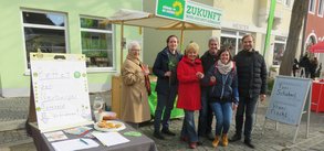 Kreisrätin Halo Saibold, Timm Schulze, Brigitte Steidele, Marko Lorentz, die nominierte Landratskandidatin der Grünen Vroni Fischl, der Landtagsabgeordnete Toni Schuberl (v.l.n.r). Foto: Heinz Menzel