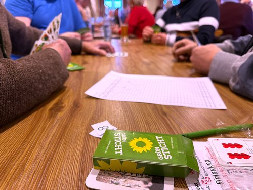 144 talentierte Schafkopfspieler*innen sorgten für aufregende Partien. Dem 1. Platz winkten 500 EUR. (c) Sonja Kessler 144 talentierte Schafkopfspieler*innen sorgten für aufregende Partien. Dem 1. Platz winkten 500 EUR. (c) Sonja Kessler