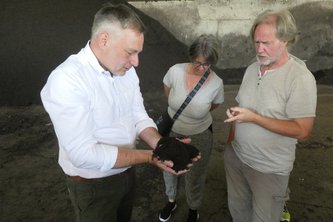 Christian Eder von der Werkleitung zeigt den fertigen Kompost: Recyclingzentrum Hellersberg/Passau | Foto: Dirk Wildt