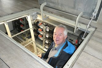 Im Schiffsrumpf: Kreisvorsitzender Dirk Wildt glücklich zwischen 100% Klima freundlicher Power des Passauer Ausflugsschiffs Sunliner | Foto: Matthias Weigl