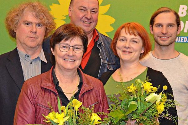 Die niederbayerischen Grünen haben ihre Landtags- und Bezirkstagsliste aufgestellt: Von links Markus Scheuermann (Spitzenkandidat Bezirk), Rosi Steinberger (Spitzenkandidatin Landtag), MdB Erhard Grundl, Mia Goller (Spitzenkandidatin Bezirk) und Toni Schuberl (Spitzenkandidat Landtag)