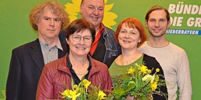 Die niederbayerischen Grünen haben ihre Landtags- und Bezirkstagsliste aufgestellt: Von links Markus Scheuermann (Spitzenkandidat Bezirk), Rosi Steinberger (Spitzenkandidatin Landtag), MdB Erhard Grundl, Mia Goller (Spitzenkandidatin Bezirk) und Toni Schuberl (Spitzenkandidat Landtag)