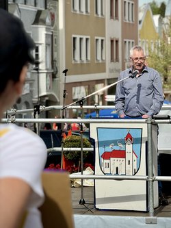 Am Rednerpult Dirk Wildt, Vorsitzender der Landkreisgrünen. 14. April 2024: Demo für Demokratie und Vielfalt in Rotthalmünster | Foto: Claudia Woller