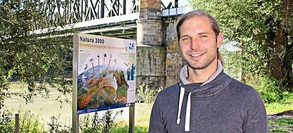 Zuversichtlich blickt Toni Schuberl, Landtags-Spitzenkandidat von Bündnis 90/Die Grünen, inmitten von viel Grün am grünen Inn in Passau dem Wahltag 14. Oktober entgegen. | Foto: Brunner 