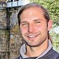 Zuversichtlich blickt Toni Schuberl, Landtags-Spitzenkandidat von Bündnis 90/Die Grünen, inmitten von viel Grün am grünen Inn in Passau dem Wahltag 14. Oktober entgegen. | Foto: Brunner