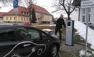 Elektrischer Nissan Leaf für Salzweg
