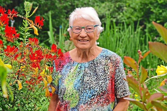 Bunt gekleidet wie ihr Garten: 1979 hat Halo Saibold die Grünen mitbegründet. Noch heute kämpft die 77-jährige Aldersbacherin dafür, dass diese Welt doch noch eine Zukunft hat. -Foto: Munzinger
