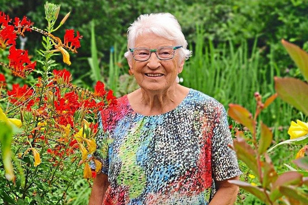 Bunt gekleidet wie ihr Garten: 1979 hat Halo Saibold die Grünen mitbegründet. Noch heute kämpft die 77-jährige Aldersbacherin dafür, dass diese Welt doch noch eine Zukunft hat. -Foto: Munzinger 