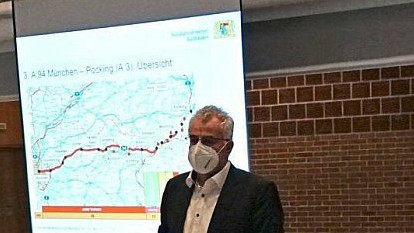 A94: Stefan Pritscher (stehend) von der Autobahndirektion | Foto: Niedermaier