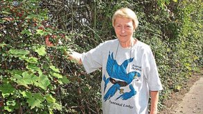 Dr. Helgard Reichholf-Riehm legt viel Wert auf naturnahe Flächen. So hat sie in ihrem Garten eine Vogelhecke gepflanzt, in der "reges Leben" herrscht, wie sie sagt. −Foto: Gerleigner