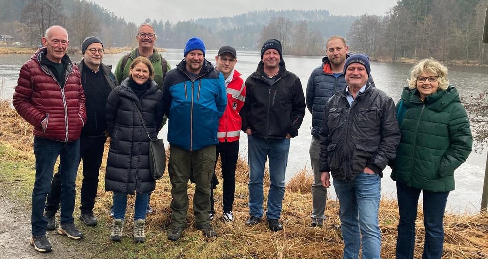 Vertreter*innen des Bezirksfischereivereins Wegscheid, der Wasserwacht und der Grünen Passauer Kreistagsfraktion am Rannasee  (c) privat