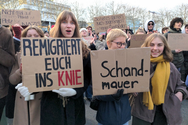 2.000 Leute in Passau warnen vor Zusammenarbeit mit der AFD.  (c) Dirk Wildt