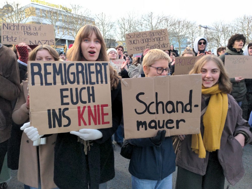 2.000 Leute in Passau warnen vor Zusammenarbeit mit der AFD.  (c) Dirk Wildt