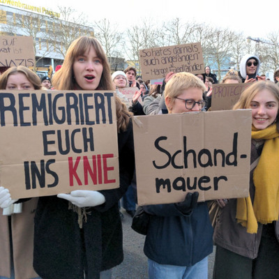 2.000 Leute in Passau warnen vor Zusammenarbeit mit der AFD.  (c) Dirk Wildt