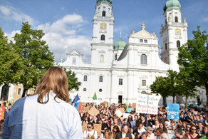 Fridays for Future: Toni Hofreiter redet vor 400 Teilnehmer*innen am Residenzplatz | Foto: Hermann Schoyerer