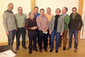 “Sascha“ Frederic Müller, Förster Wolfgang Mantel, Johannes Schmidt (Katholische Landvolk-Bewegung), Erich Käser (Energiestammtisch Sittenberg), Gemeinderat Christian Maier, Karl Haberzettl (Bund Naturschutz), Elisabeth Sanladerer-Fuchs (Vorsitzende Frischer Wind), Bürgermeister Christian Domes, Dominik Ernst (Waldbauernvereinigung Passau);