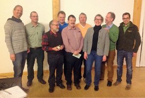 “Sascha“ Frederic Müller, Förster Wolfgang Mantel, Johannes Schmidt (Katholische Landvolk-Bewegung), Erich Käser (Energiestammtisch Sittenberg), Gemeinderat Christian Maier, Karl Haberzettl (Bund Naturschutz), Elisabeth Sanladerer-Fuchs (Vorsitzende Frischer Wind), Bürgermeister Christian Domes, Dominik Ernst (Waldbauernvereinigung Passau);