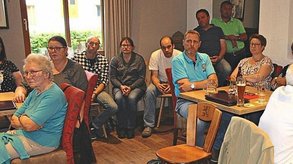 Rund 60 Zuhörer hatten sich im Gasthaus eingefunden, um sich über die Pläne und deren mögliche Folgen für das Dorf zu informieren.