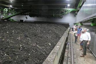 Bioabfälle werden zu Kompost, die wieder gewonnene Erde muss noch gereinigt werden: Recyclingzentrum Hellersberg/Passau | Foto: Dirk Wildt