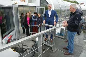 Dieter Janecek, Koordinator der Bundesregierung für maritime Schifffahrt und Tourismus, im Gespräch mit Reeder Florian Noé. Im Hintergrund das Elektro-Schiff Sunliner | Foto: Dirk Wildt 